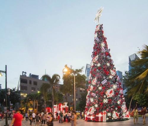 This tree will surely make your little one's eyes sparkle! Head on to  BGC this Christmas. (Photo taken from Bonifacio High Street's FB Page)