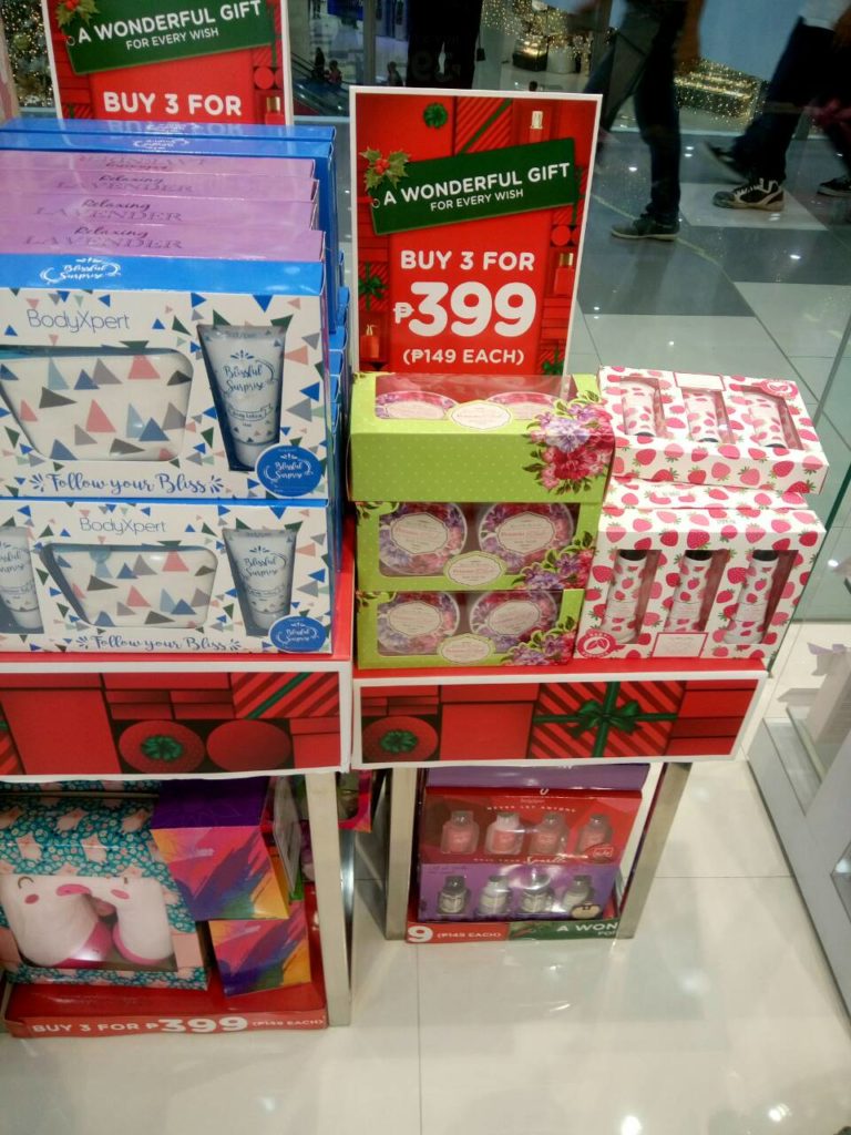 Watson's carries a lot of unbelievably low-priced holiday gift packages! there are gift packs for as low as P79.00 if you buy at least three pieces. 